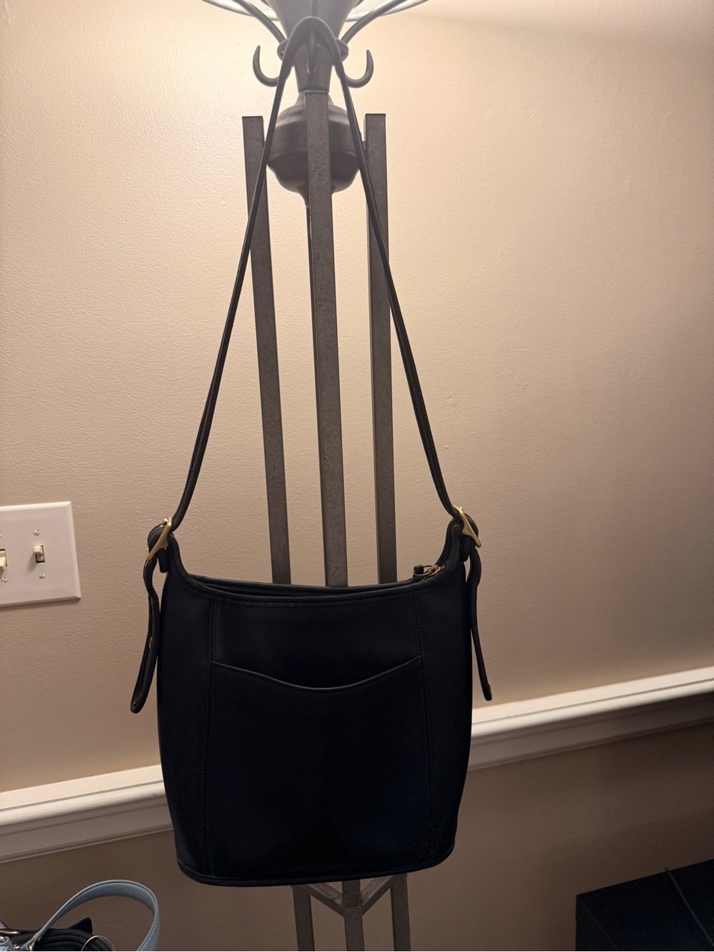Classic Black Leather Shoulder Bag - Sleek Everyday Carry